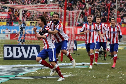 Tiago, que ha marcado el primer gol del partido, y Arda Turan celebran la ventaja del Atlético. 