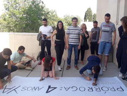 Los investigadores en formación de la Universitat de València confeccionan una pancarta reivindicativa en la sede del Rectorado. Foto: STEPV