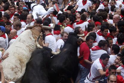 Los astados de Torre Ymbra empitonan a los mozos.