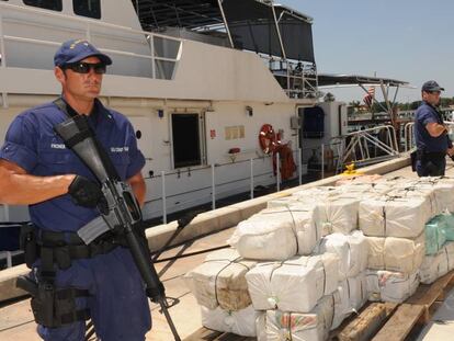 Un agente de guardacostas estadounidense tras la incautaci&oacute;n de varias toneladas de coca&iacute;na.