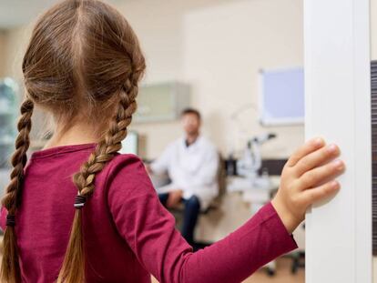 Una niña en una consulta médica, en una imagen de archivo. 