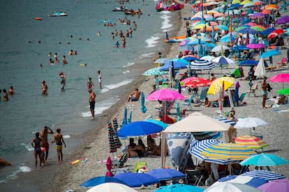 Bañistas en la playa de La Herradura, en la localidad granadina de Almuñécar, en agosto pasado.