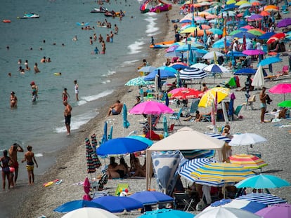 Bañistas en la playa de La Herradura, en la localidad granadina de Almuñécar, en agosto pasado.