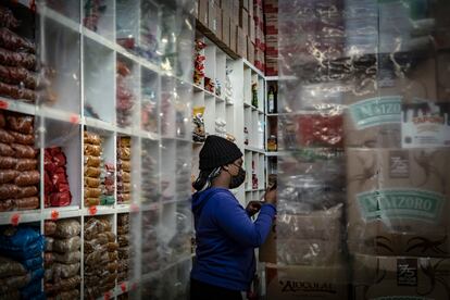 Gerline Louis almacena productos en la Central de Abastos de Ciudad de México.