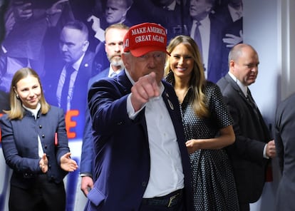 El presidente electo de EE UU, Donald Trump, visita su sede de campaña en la jornada electoral, West Palm Beach, Florida, el 5 de noviembre.