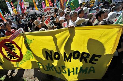 Varios manifestantes durante la protesta antinuclear de hoy en Tokio.