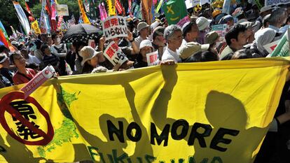 Varios manifestantes durante la protesta antinuclear de hoy en Tokio.