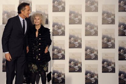 La duquesa de Alba posa con su esposo, Alfonso Díez, durante la presentación de sus memorias, 'Yo Cayetana'