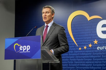 El presidente del PP, Alberto Núñez Feijóo, el 17 de octubre en una rueda de prensa en Bruselas.