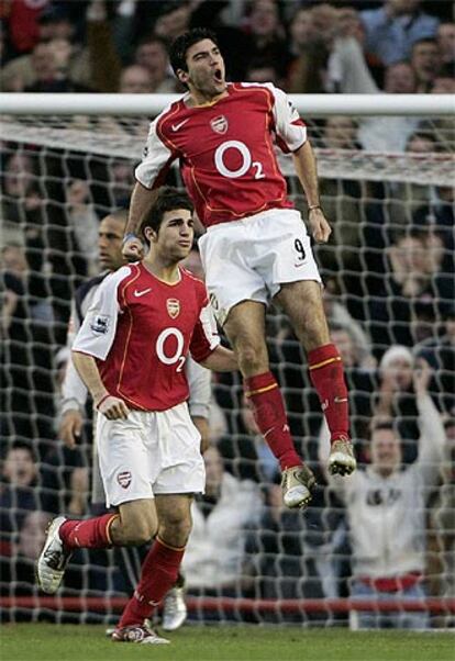 Reyes celebra su gol en presencia de Cesc.