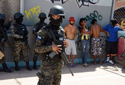 Presuntos l&iacute;deres de pandillas salvadore&ntilde;as, bajo la custodia de efectivos de seguridad gubernamentales, el pasado mayo en Tegucigalpa.