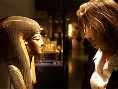 Una visitante, ante la máscara de Tuja, madrastra de Amenofis III.