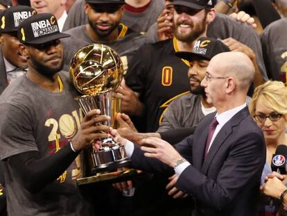 Silver le entrega la copa de campe&oacute;n a LeBron. 