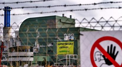 Una pancarta de Greenpeace contra la incineración en Son Reus (Mallorca).