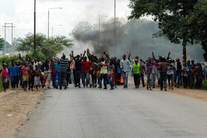 Una multitud de manifestantes bloquean la ruta principal que une Harare con Epworth, en Zimbabue.