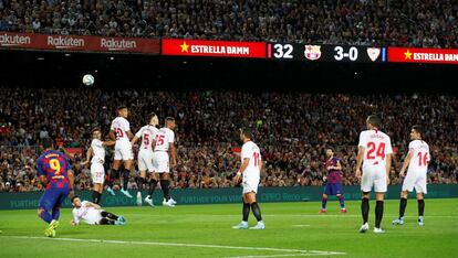 Lionel Messi marca de falta el cuarto gol del encuentro.