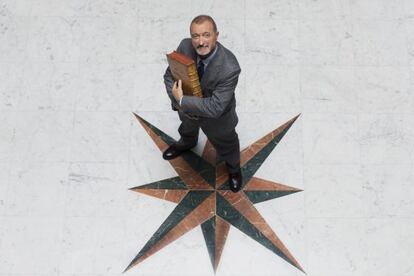 Arturo Pérez-Reverte sostiene un tomo de la Encyclopédie original que guarda la Real Academia Española.