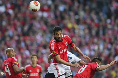 El central argentino del Benfica Ezequiel Garay (c) remata de cabeza durante el partido de vuelta de octavos de final de la Liga Europa disputado frente al Tottenham Hotspur, en el estadio de la Luz, Lisboa, Portugal el 20 de marzo del 2014.