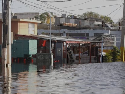 Rua inundada em Santasucre, depois da passagem do furacão Maria por San Juan.