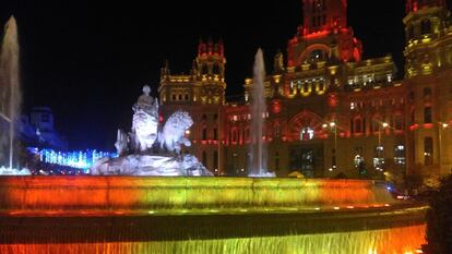 La fuente de Cibeles y la sede del Ayuntamiento de Madrid, iluminadas este fin de semana con los colores de la bandera española.