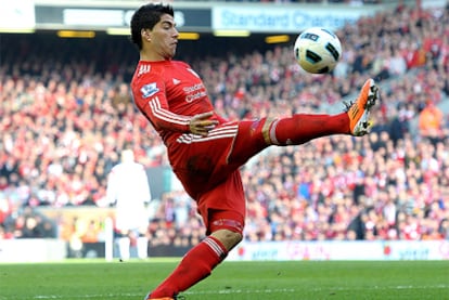 Luis Suárez, del Liverpool, controla un balón en el encuentro ante el Manchester United