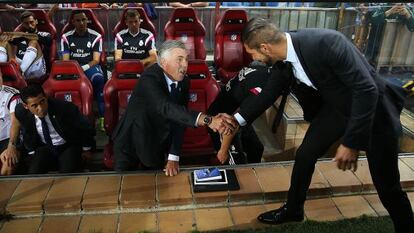 Simeone saluda a Ancelotti en la Supercopa.