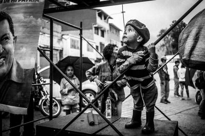 Un niño adornando un sombrero de estilo militar en un mitin en el aniversario de la muerte del ex presidente Hugo Chávez. A diferencia de Estados Unidos y Europa, donde los políticos son relativamente poco importantes para la juventud, en Venezuela todos saben quién fue Chávez