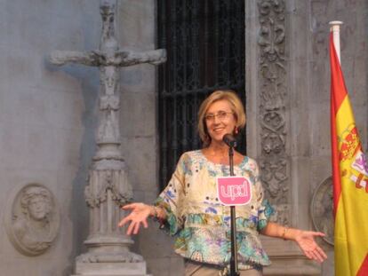 Rosa Díez, junto a la facha del Ayuntamiento de Sevilla, en su primer acto de campaña para las elecciones generales del 20-N.