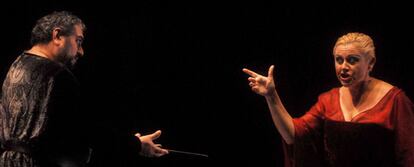 El barítono Carlos Almaguer, Macbeth, y la soprano Maribel Ortega, Lady Macbeth, el martes en el ensayo general de la ópera en Jerez.