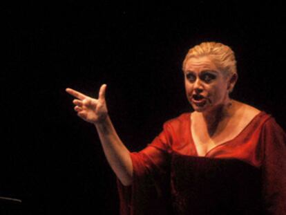 El barítono Carlos Almaguer, Macbeth, y la soprano Maribel Ortega, Lady Macbeth, el martes en el ensayo general de la ópera en Jerez.