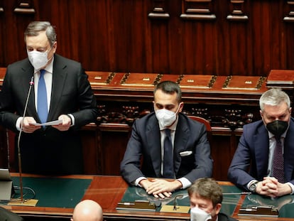 El primer ministro italiano, Mario Draghi, de pie, y los ministros de Exteriores, Luigi Di Maio, y Defensa, Lorenzo Guerini, tras la intervención telemática de Volodímir Zelenski, este martes en el Parlamento italiano.