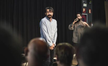 Israel Elejalde y Luis Sorolla en la obra 'Un roble', en El Pavón Teatro Kamikaze de Madrid en octubre.