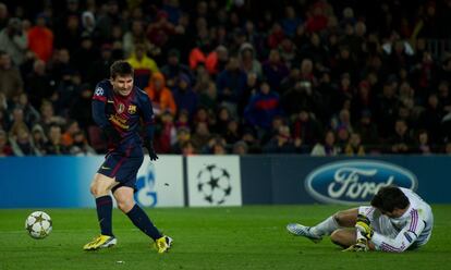 Messi después de golpearse con el portero del Benfica Artur.