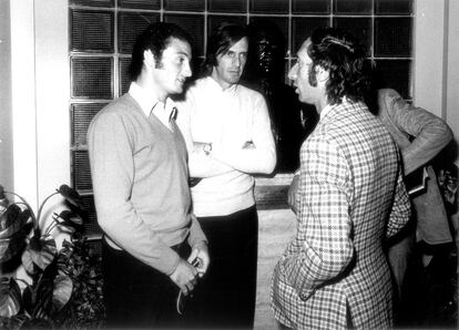 El entrenador de Estudiantes, Carlos Bilardo  conversa con Hugo Peña, jugador de River Plate y César Luis Menotti entrenador de Huracán, en la sede de la Federación Argentina de Fútbol en febrero de 1973 en Buenos Aires, Argentina.