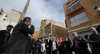 El arquitecto Tato Herrero (izquierda) se dirige a los participantes en la visita guiada por las calles de El Cabanyal.  