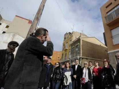 El arquitecto Tato Herrero (izquierda) se dirige a los participantes en la visita guiada por las calles de El Cabanyal.  