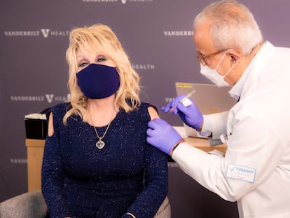 La cantante Dolly Parton recibe la primera dosis de la vacuna Moderna, el martes 2 de marzo.