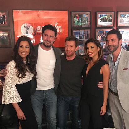 Eva Longoria, que ha visitado madrid acompañada de su marido José Bastón —alto directivo de Televisa— (a la derecha de la imagen), aprovechó su visita para acudir con María Bravo al programa 'El Hormiguero' para hablar de su fundación.