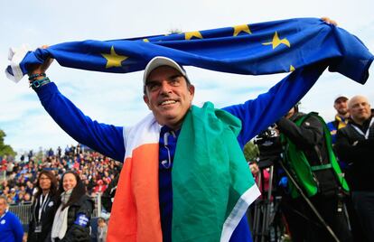 Paul McGinley luce una bandera europea en Gleneagles (Escocia).