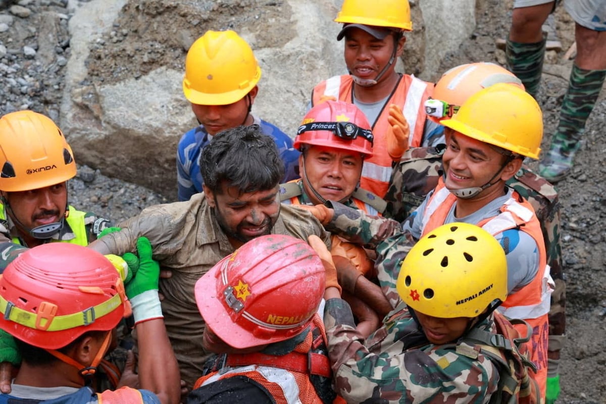 Nepal rescata con vida a dos trabajadores de un túnel de una central hidroeléctrica nueve días después de la riada