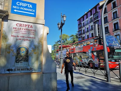 Un cartel en la Calle Mayor anuncia la ubicación de la entrada a la cripta de la catedral de la Almudena.