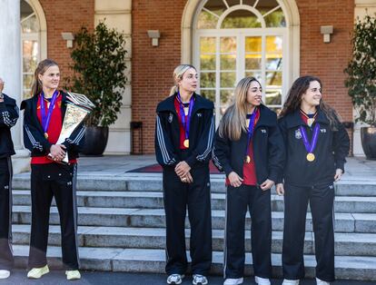 De izquierda a derecha, las futbolistas Irene Paredes, Alexia Putellas, Olga Carmona y Teresa Abelleira, este jueves en La Moncloa.