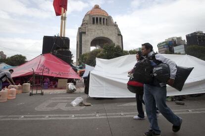 Dos maestros se marchan del Monumento a la revoluci&oacute;n este lunes.