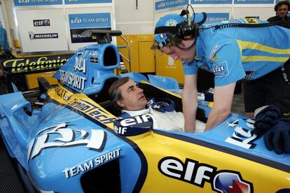 Sainz a bordo del Renault R25 del campeón de fórrmula 1, el 4 de noviembre de 2006.