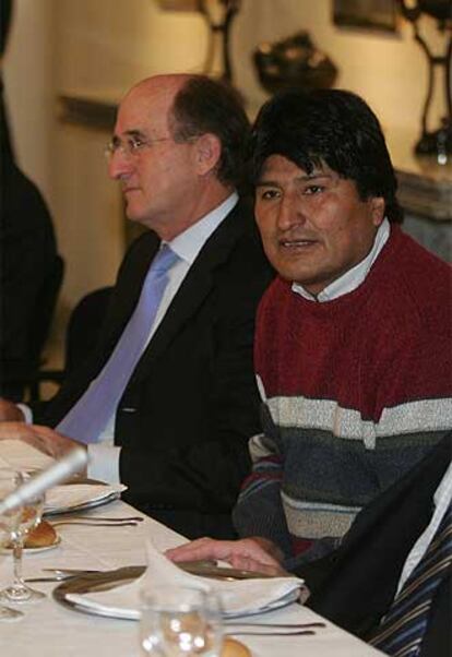 El presidente electo de Bolivia, Evo Morales, a la derecha, junto al presidente de Repsol, Antonio Brufau, en la sede de la CEOE.