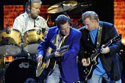 Los guitarristas y cantantes de la legendaria banda norteamericana "The Eagles", Glenn Frey (i), Joe Walsh (d), y el bateria Don Henley durante el concierto.