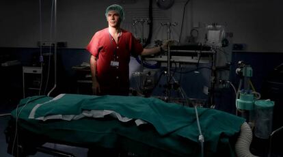 Angel Aroca, jefe de cirugia cardiaca infantil del Hospital La Paz, en uno de los quirofanos del centro.