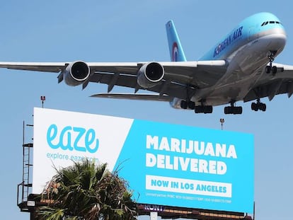 Avião sobrevoa um anúncio de um serviço de entrega de maconha em Los Angeles.