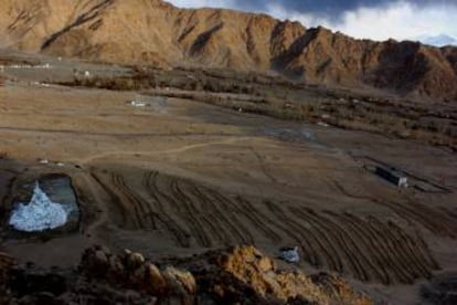 A la izquierda, destaca una estupa de hielo en pleno paisaje desértico.