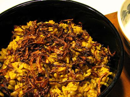 Arroz con lentejas, comino y cebolla frita ('mejadara')